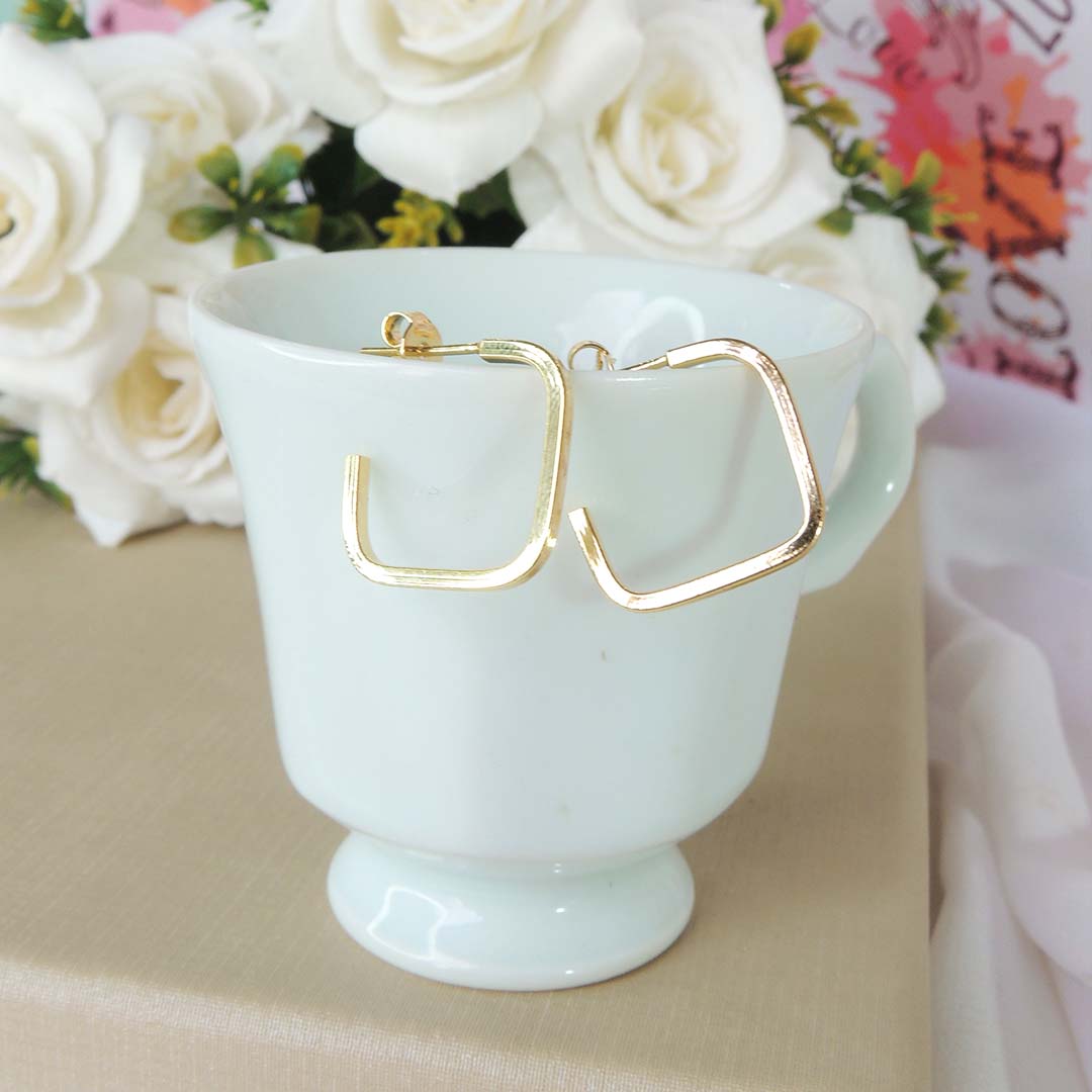 Brinco Pequeno De Argola Quadrada Folheado Em Ouro 18k - Casa Vitrine